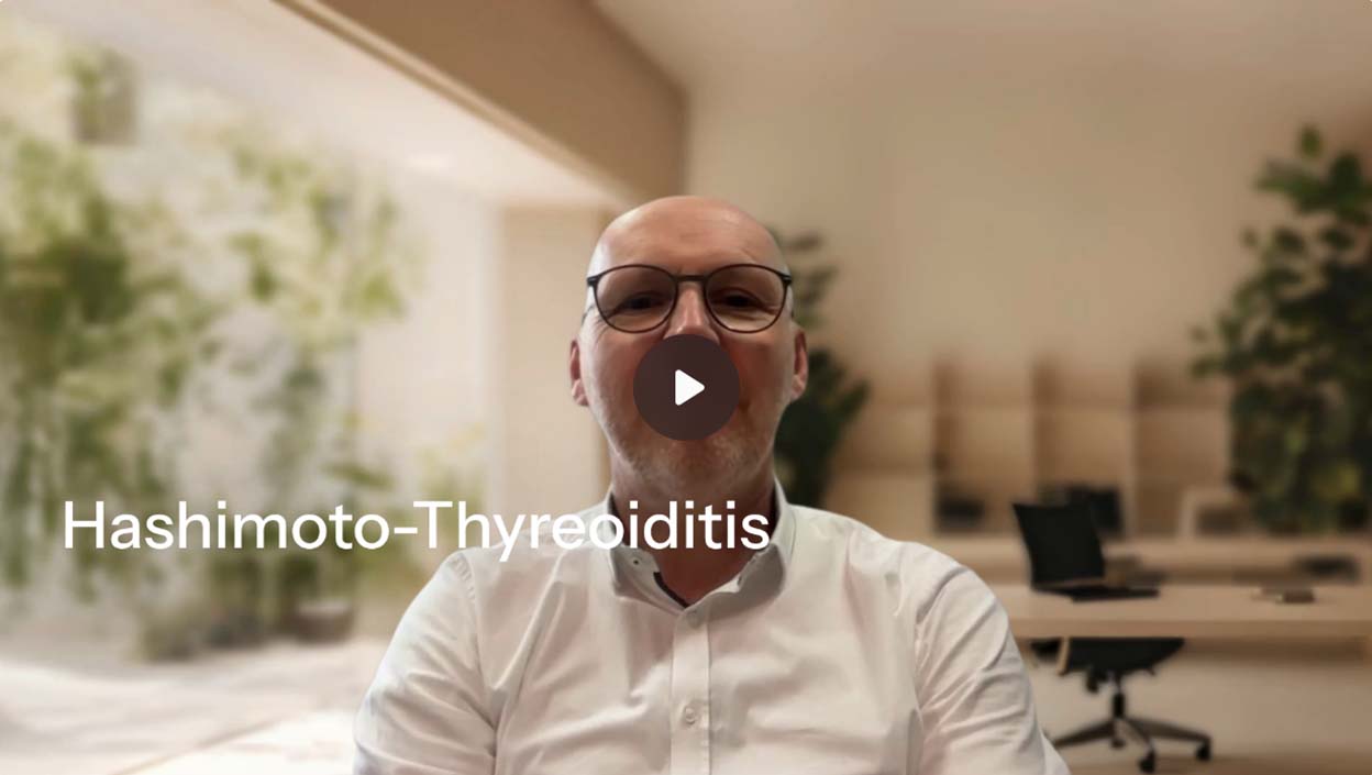 Prof. Dr. Herrmann in weißem Hemd vor hellem Hintergrund mit Texteinblendung Auto-Thyreoiditis
