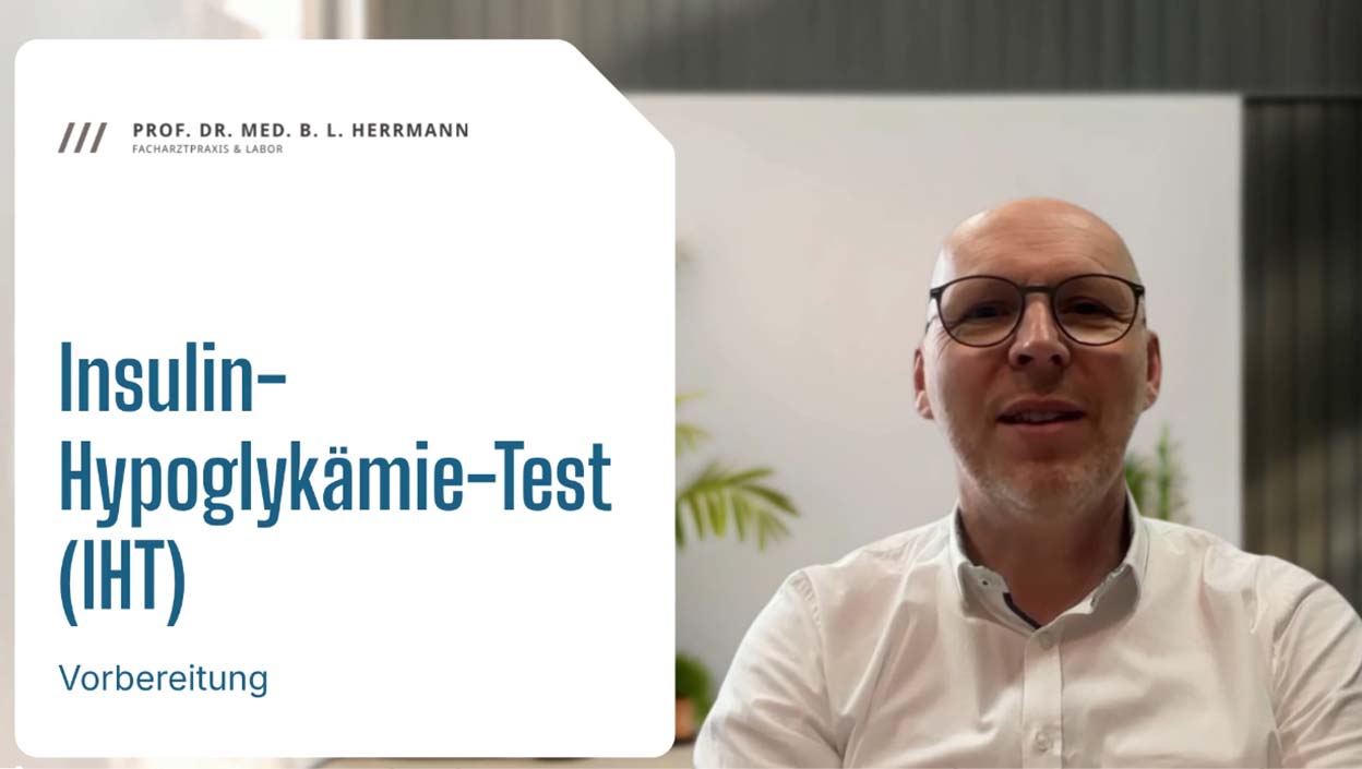 Prof. Dr. Herrmann neben einem Bildschirm mit der Aufschrift Schilddrüse-Test